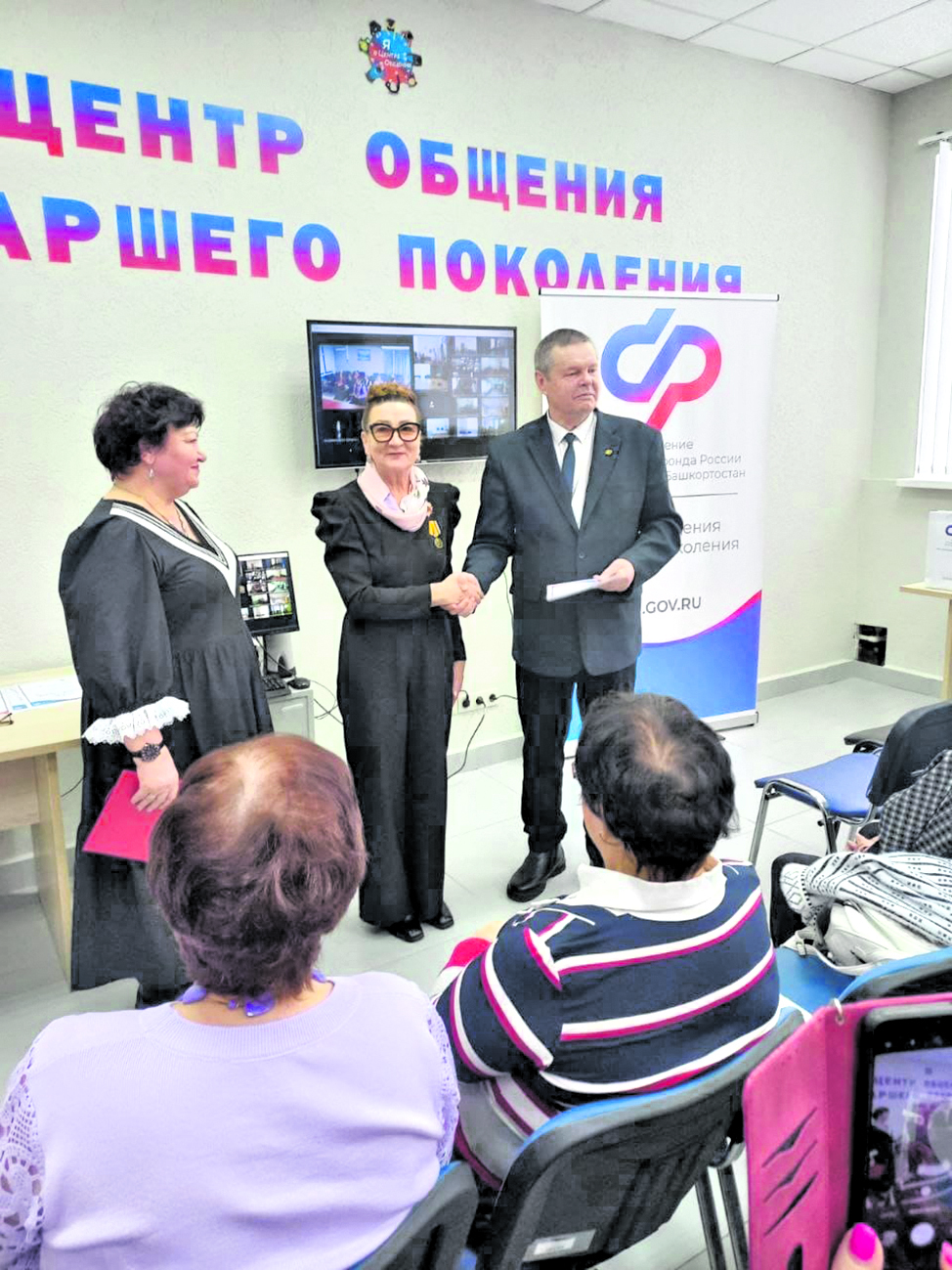 Наградили серебряных волонтёров