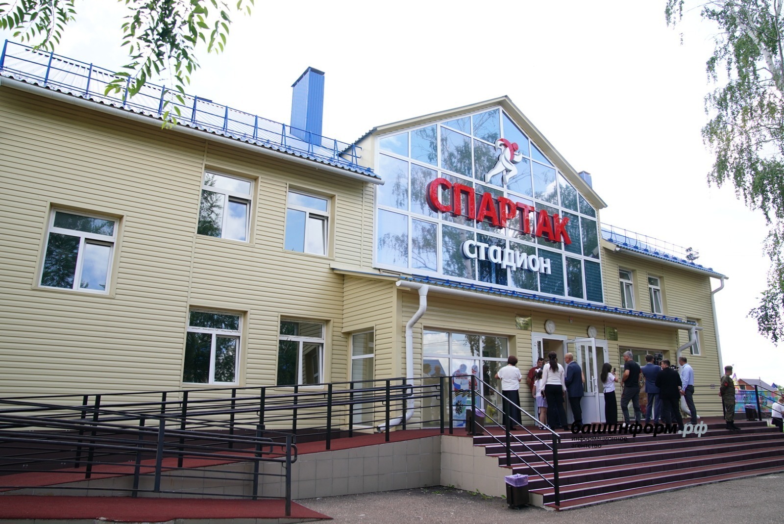 Радий Хабиров оценил преображение стадиона в одном из городов республики