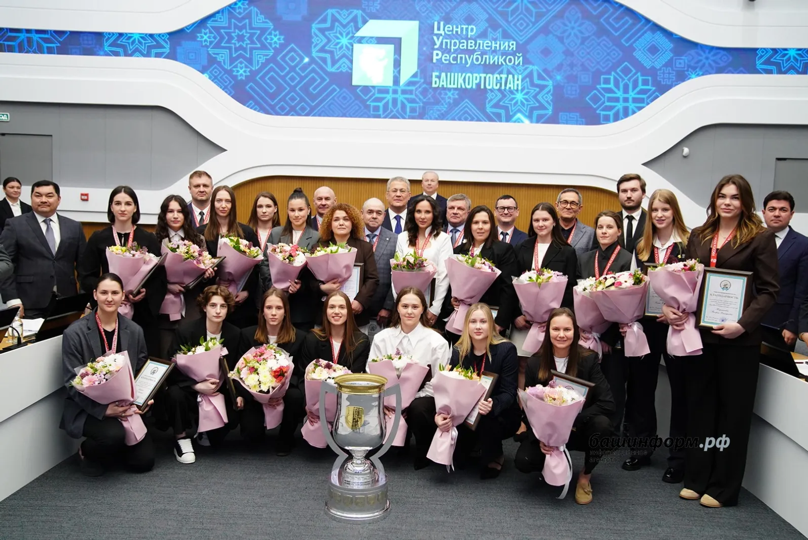 Глава Башкирии поздравил женскую хоккейную команду с победой