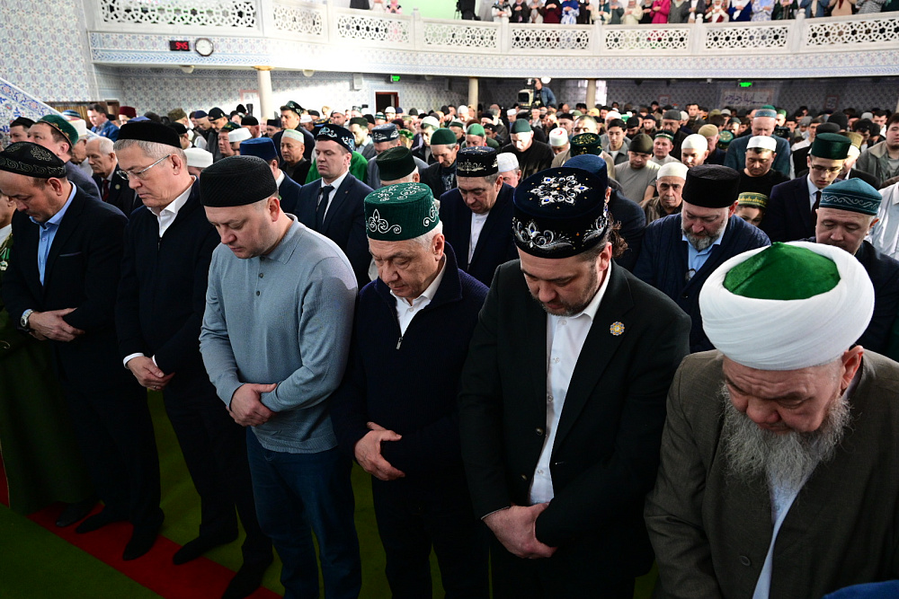 Радий Хабиров принял участие в намазе в честь праздника Ураза-байрам