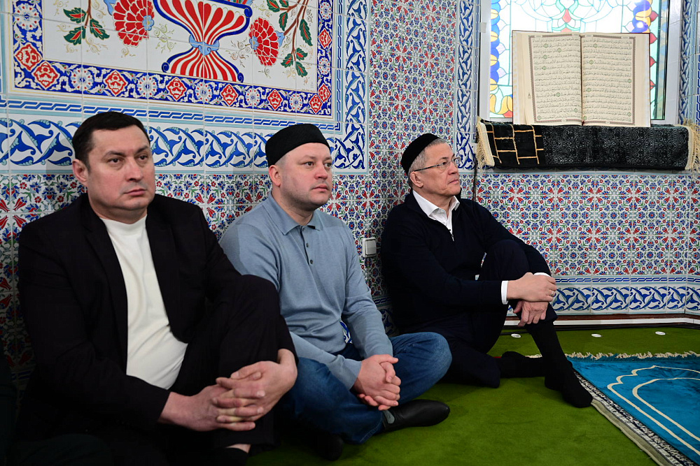 Радий Хабиров принял участие в намазе в честь праздника Ураза-байрам