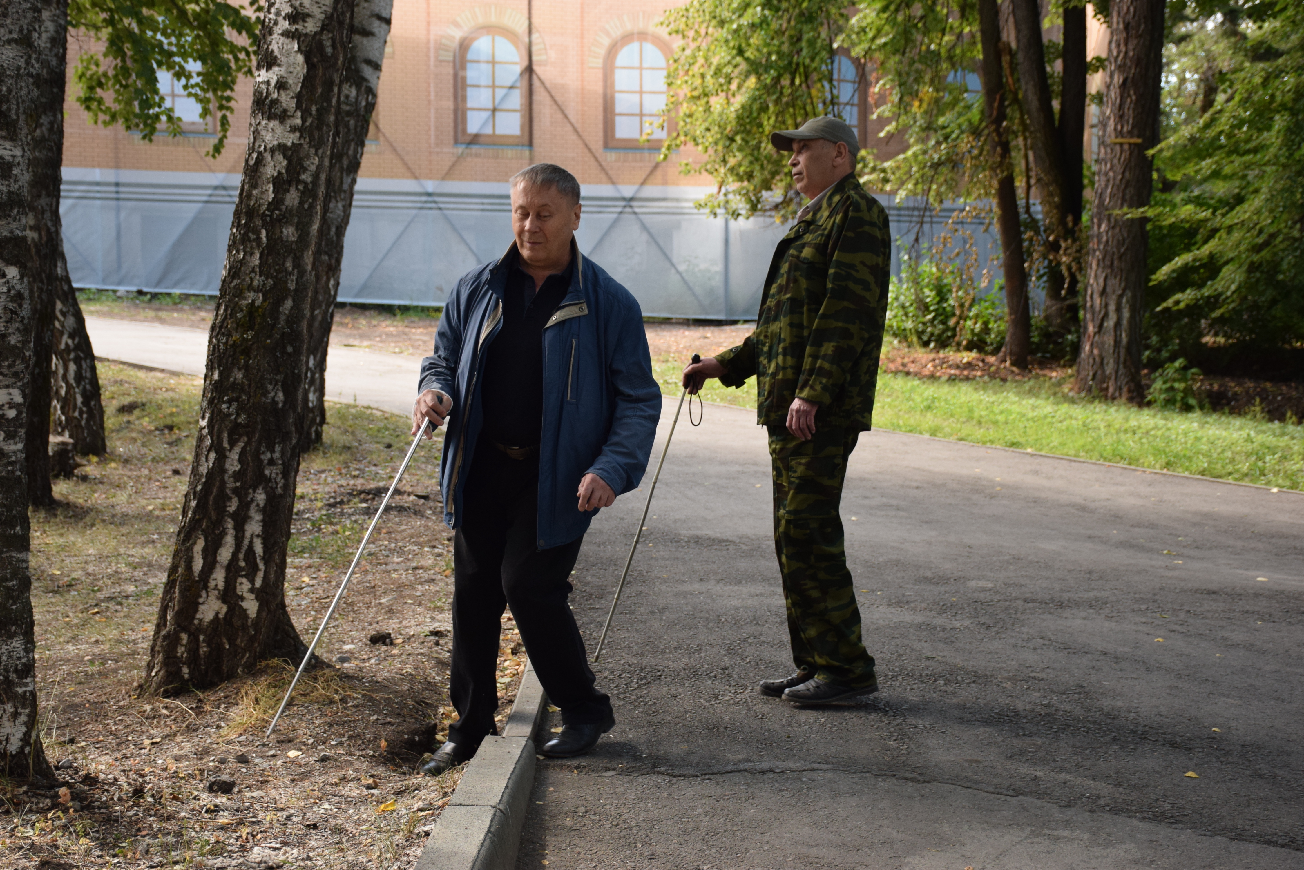В Белорецке инвалиды по зрению проверили городской парк на доступность