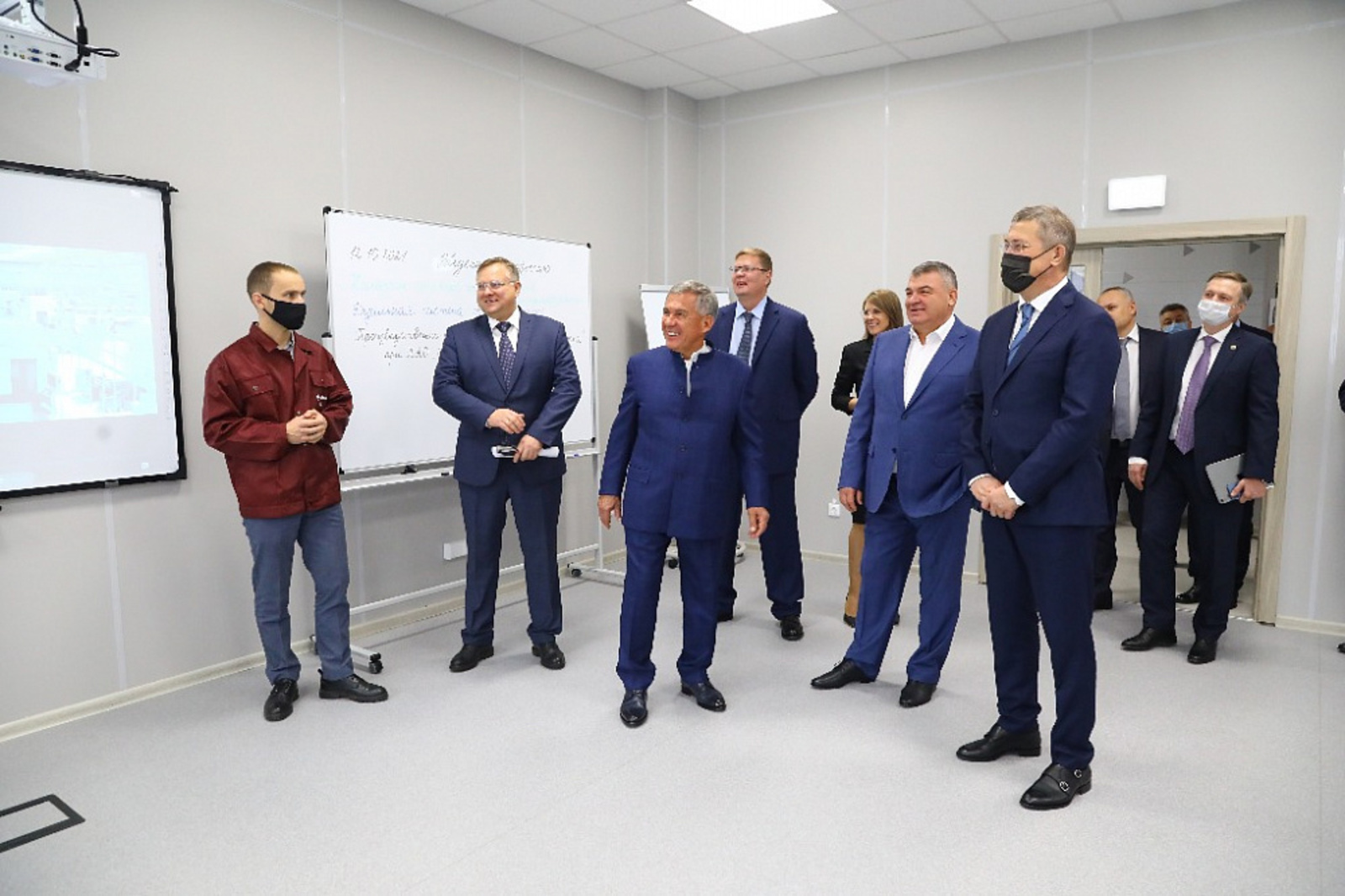 Радий Хабиров и Рустам Минниханов посетили производственно-учебный центр Ростеха в Уфе