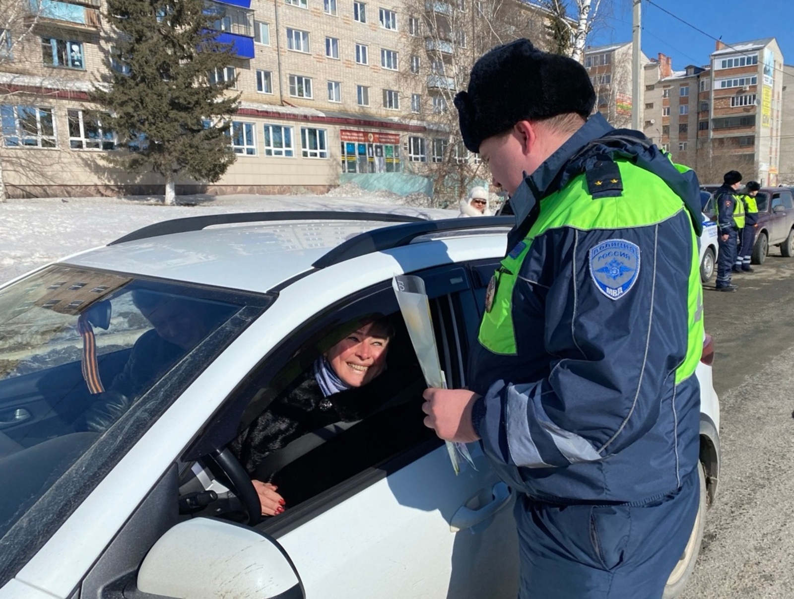 В Белорецке полицейские поздравили женщин с праздником