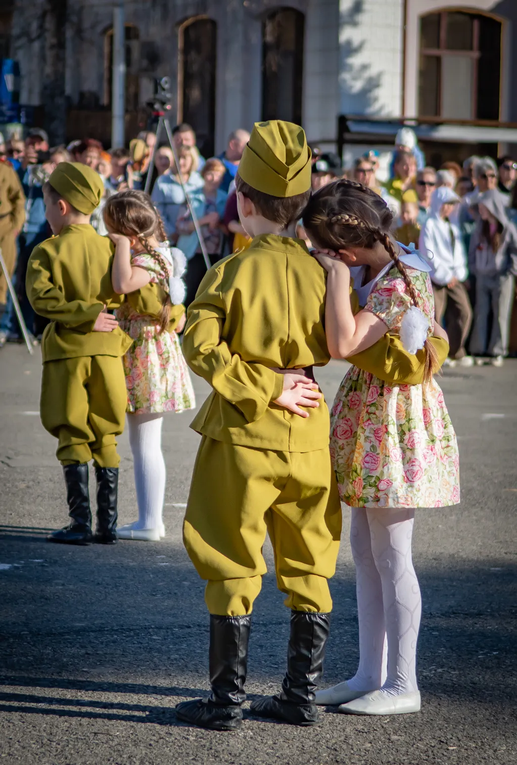 Поющий и цветущий май
