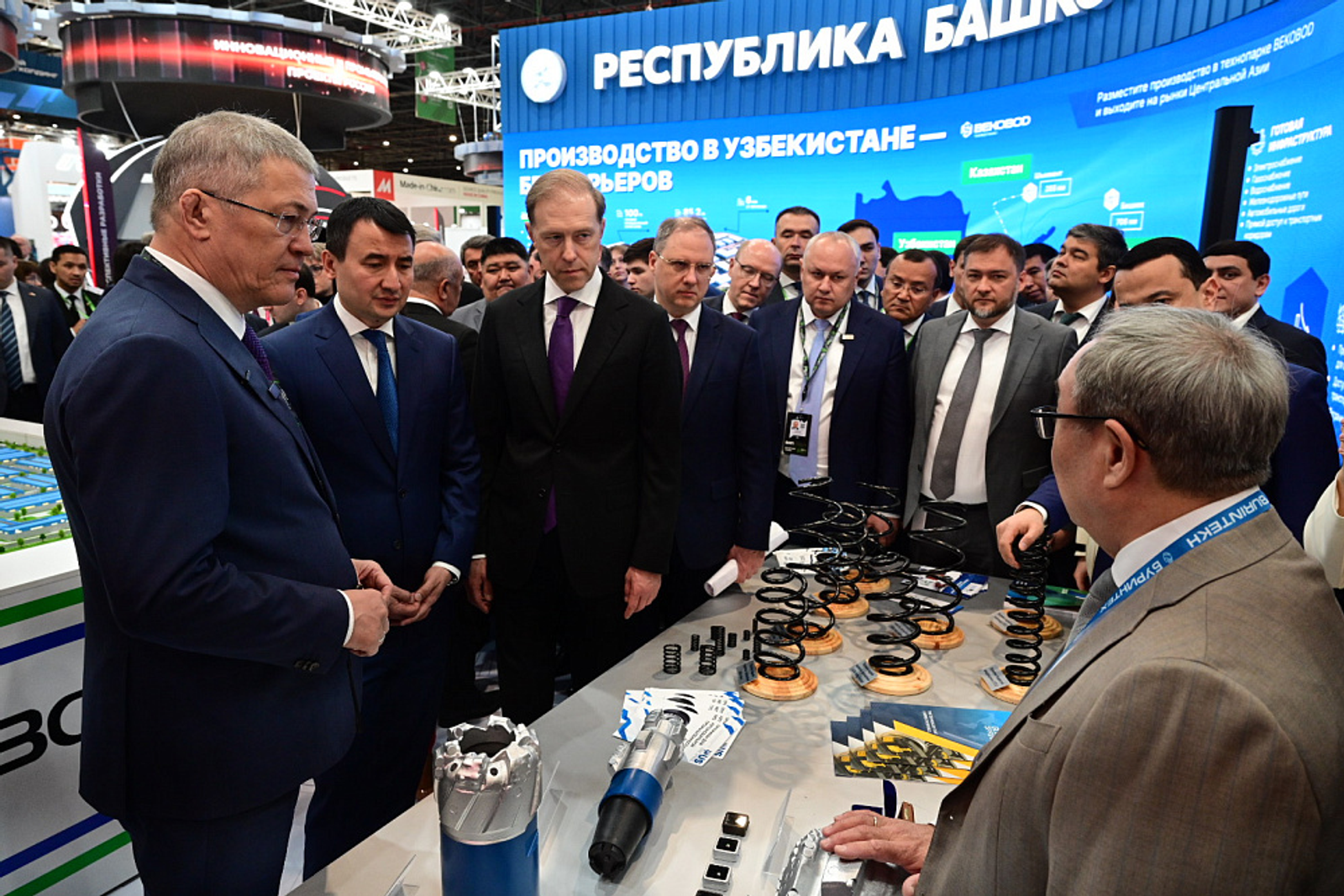 Радий Хабиров презентовал стенд Башкортостана на выставке "ИННОПРОМ"