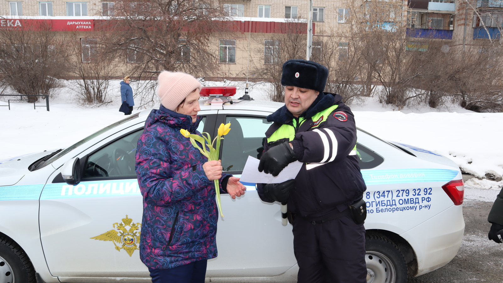 Полицейские Белорецкого района поздравили женщин с наступающим праздником