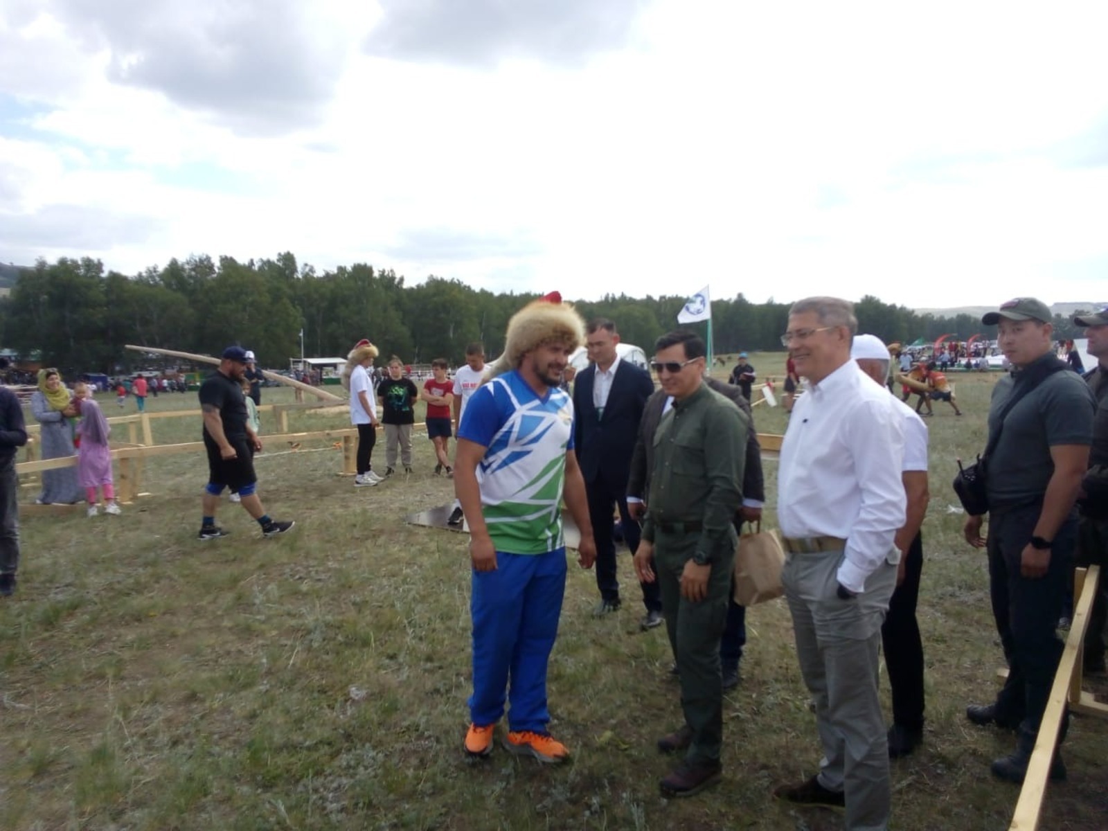 Бату Хасиков и Радий Хабиров обменялись сертификатами на лошадей калмыцкой и башкирской породы