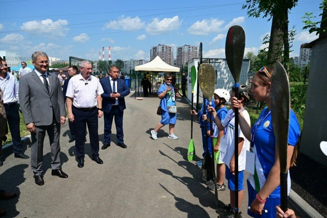 Глава Башкирии наградил участников проекта «Сельский тренер»