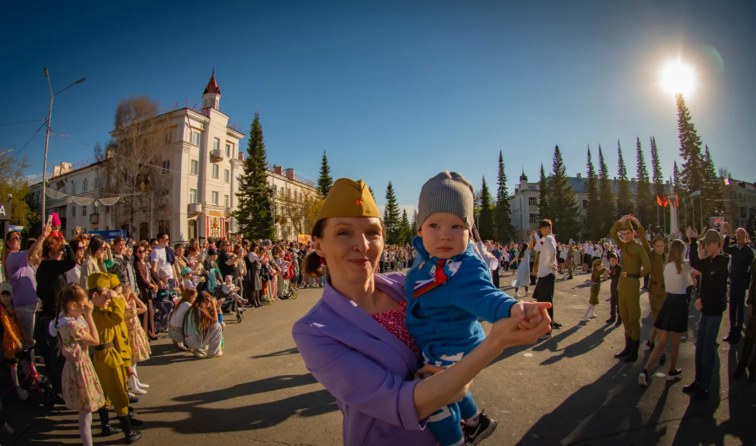 Поющий и цветущий май