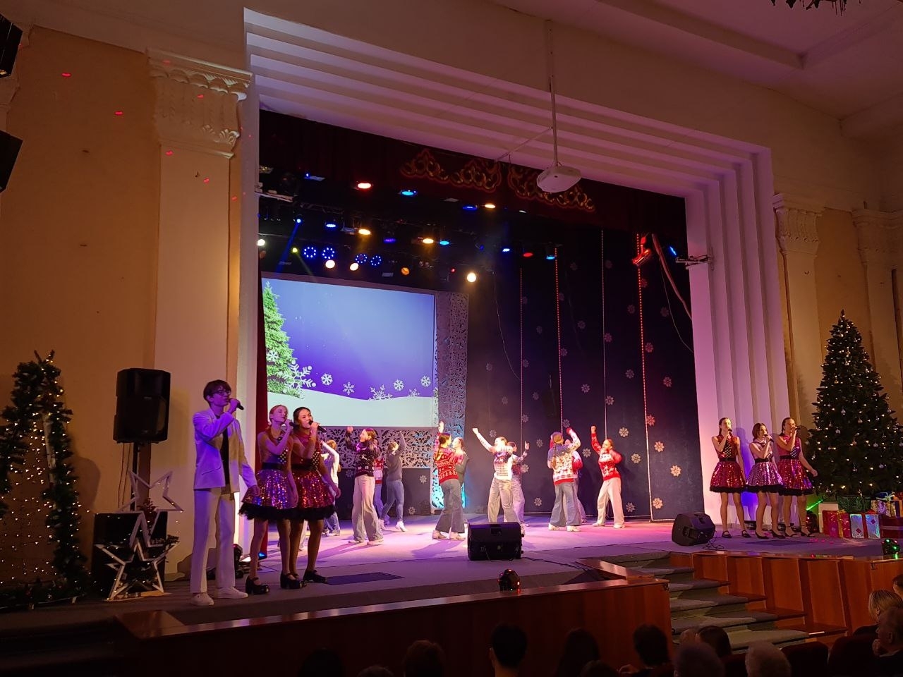 Встретили год с песнями и танцами