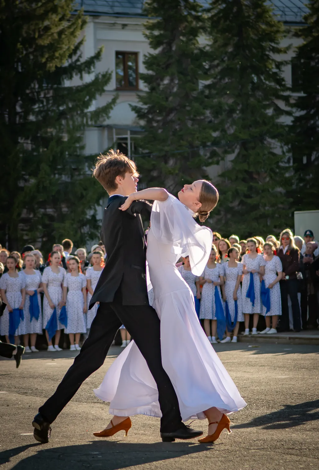 Поющий и цветущий май