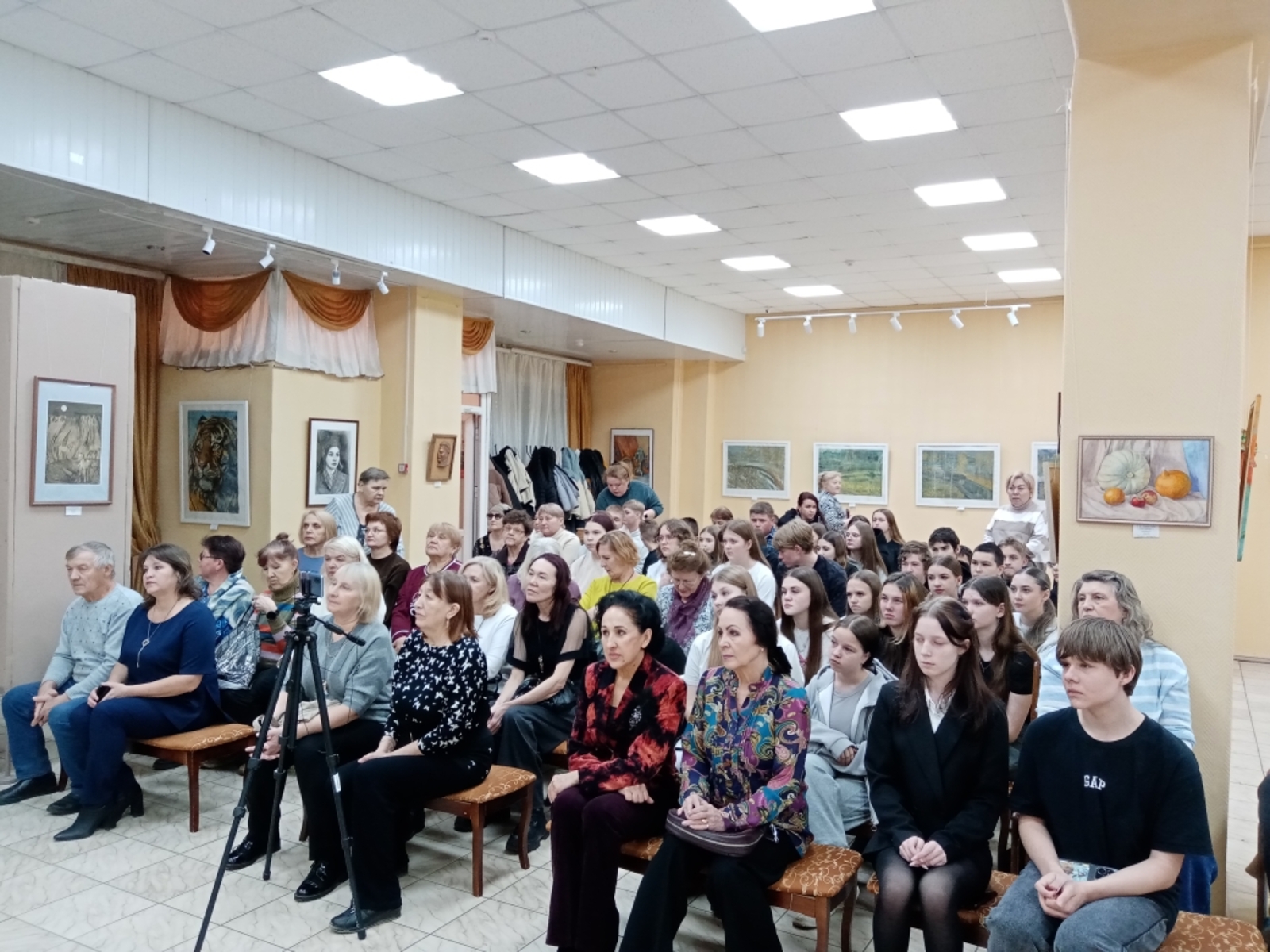 Душевные встречи в картинной галерее