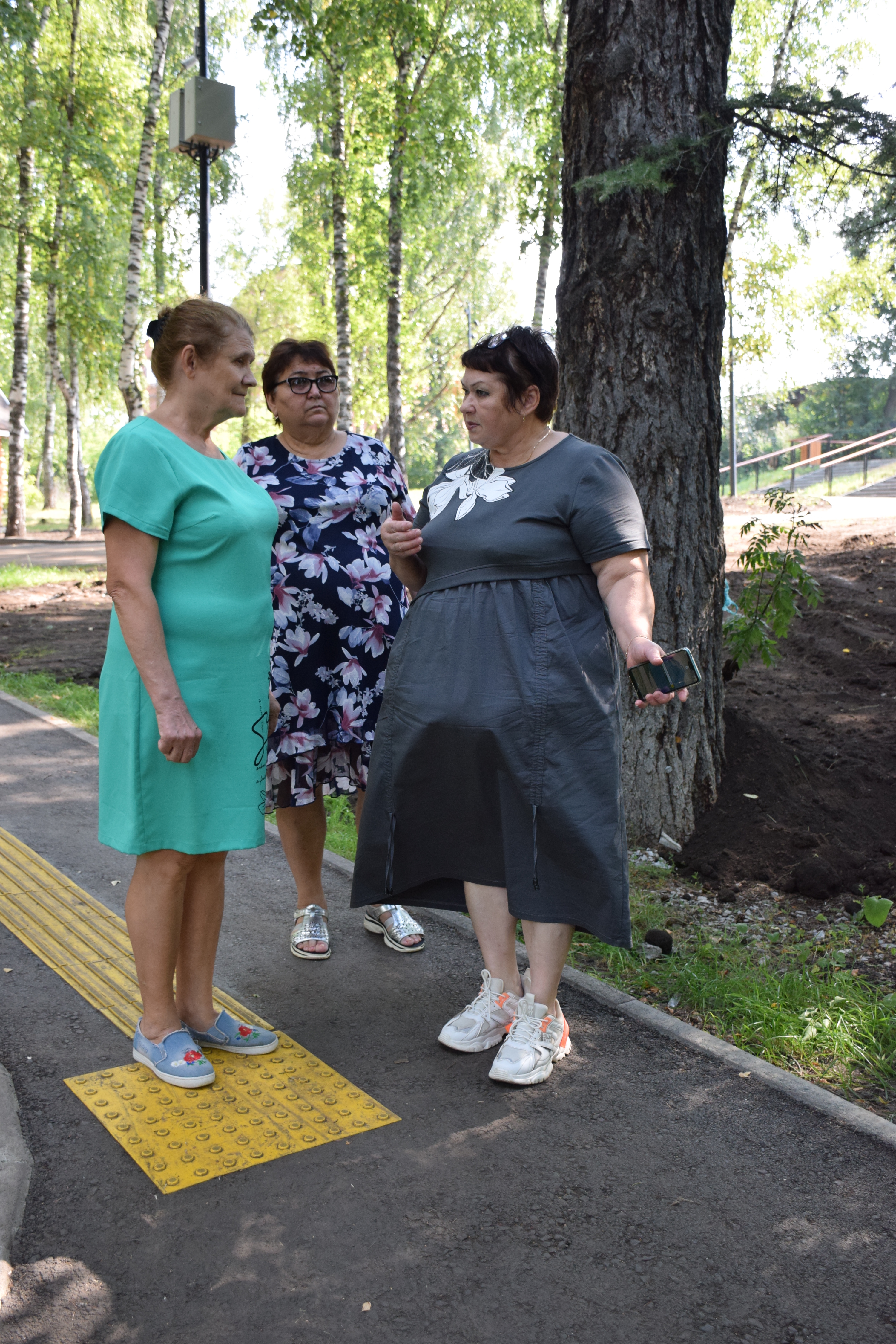 В Белорецке инвалиды по зрению проверили городской парк на доступность