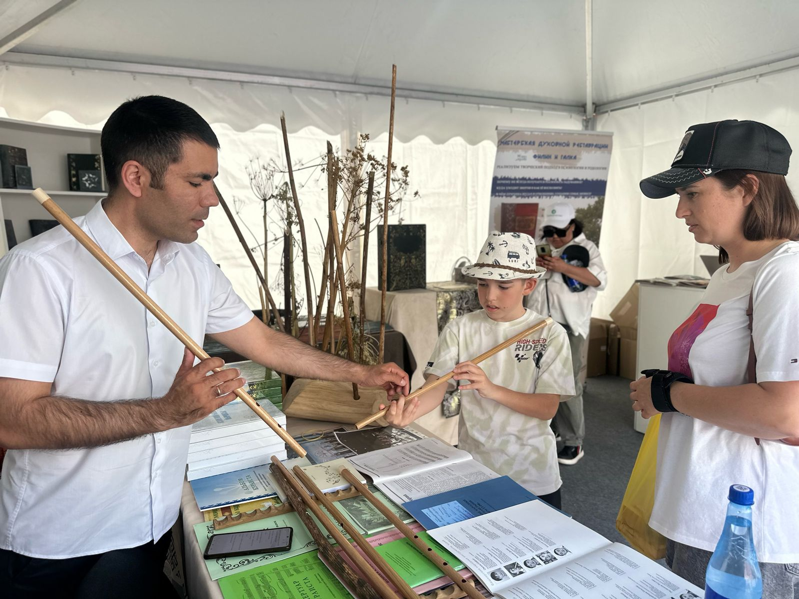 На выставке «Китап-байрам» можно найти книги о курае