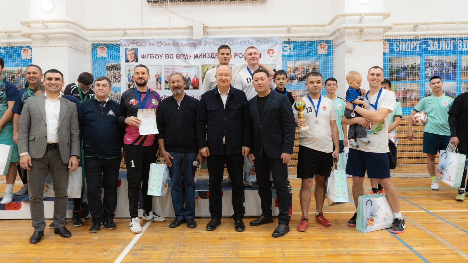 Играли в футбол в честь учителя и профессии