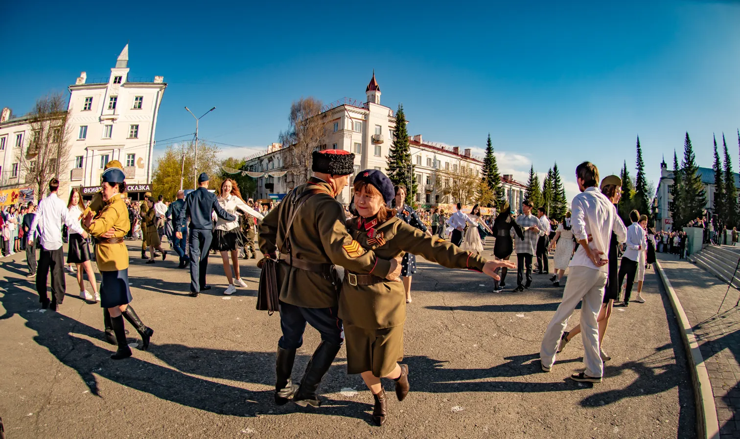 Поющий и цветущий май