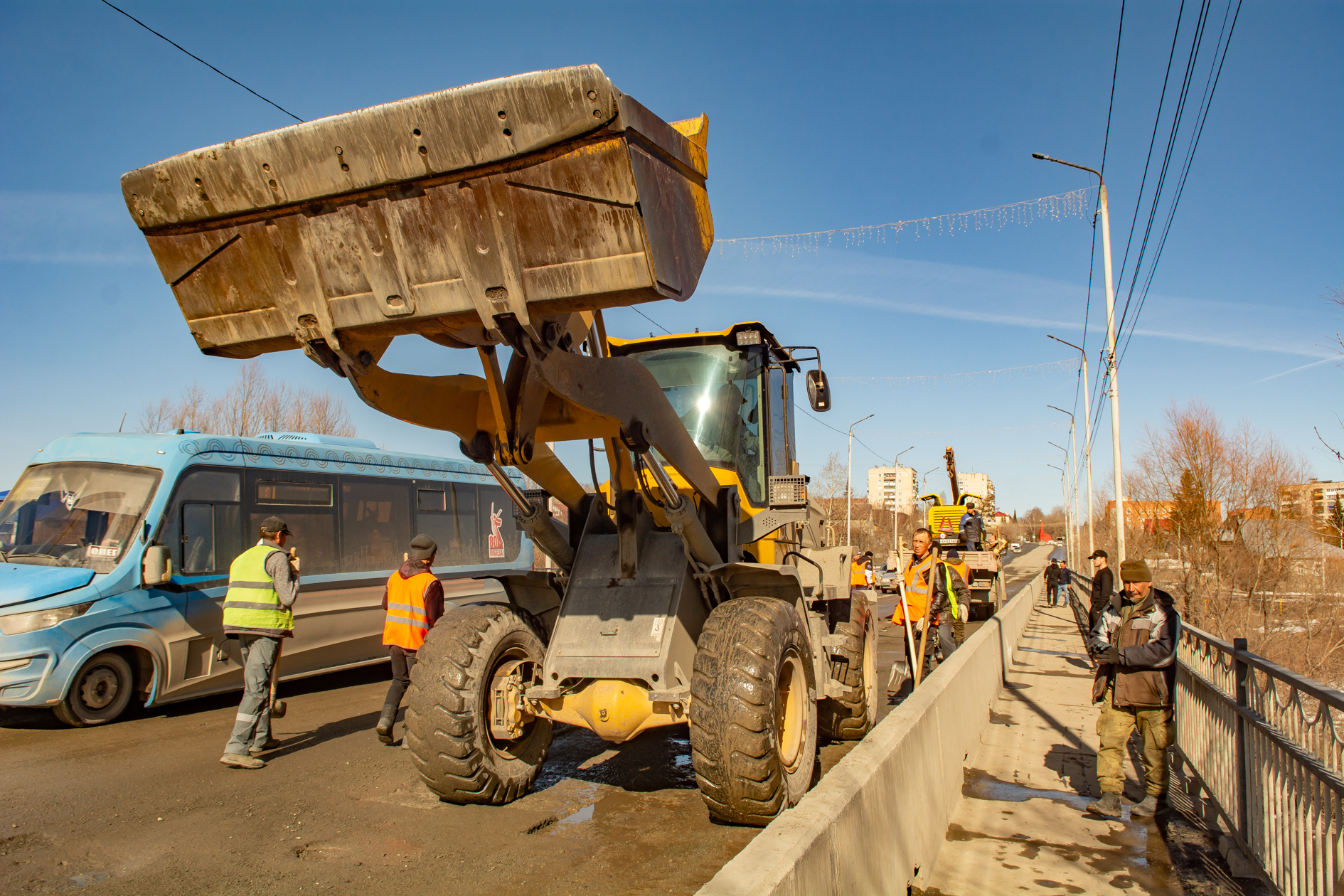 Про ямочный ремонт и то,  что из трубы течёт