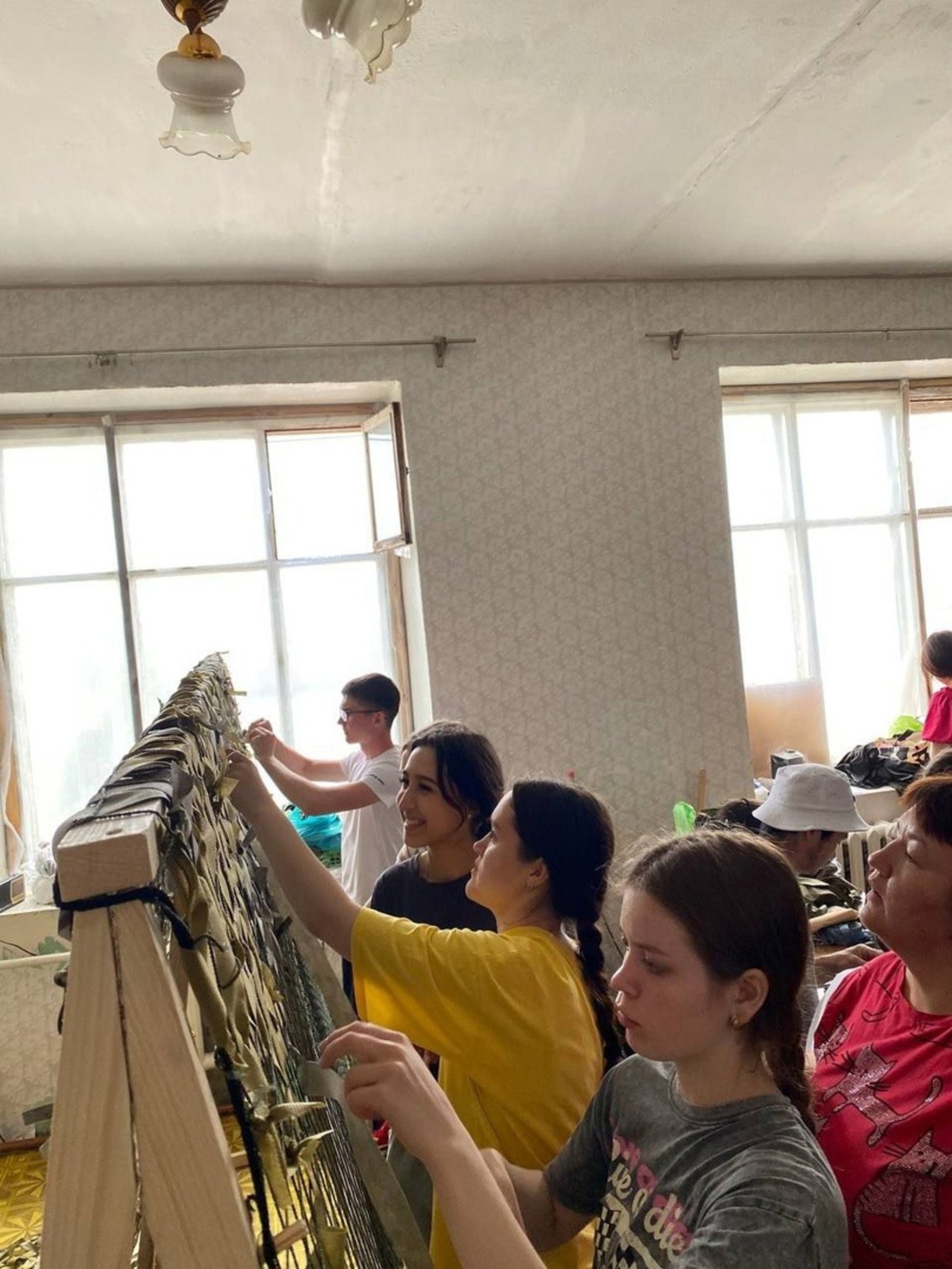 В Башкирии школьники помогают шить маскировочные сети для СВО