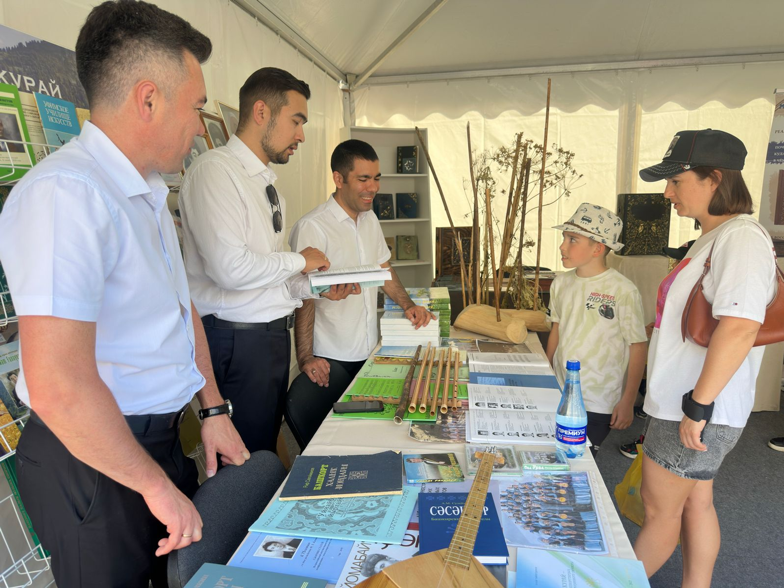 На выставке «Китап-байрам» можно найти книги о курае