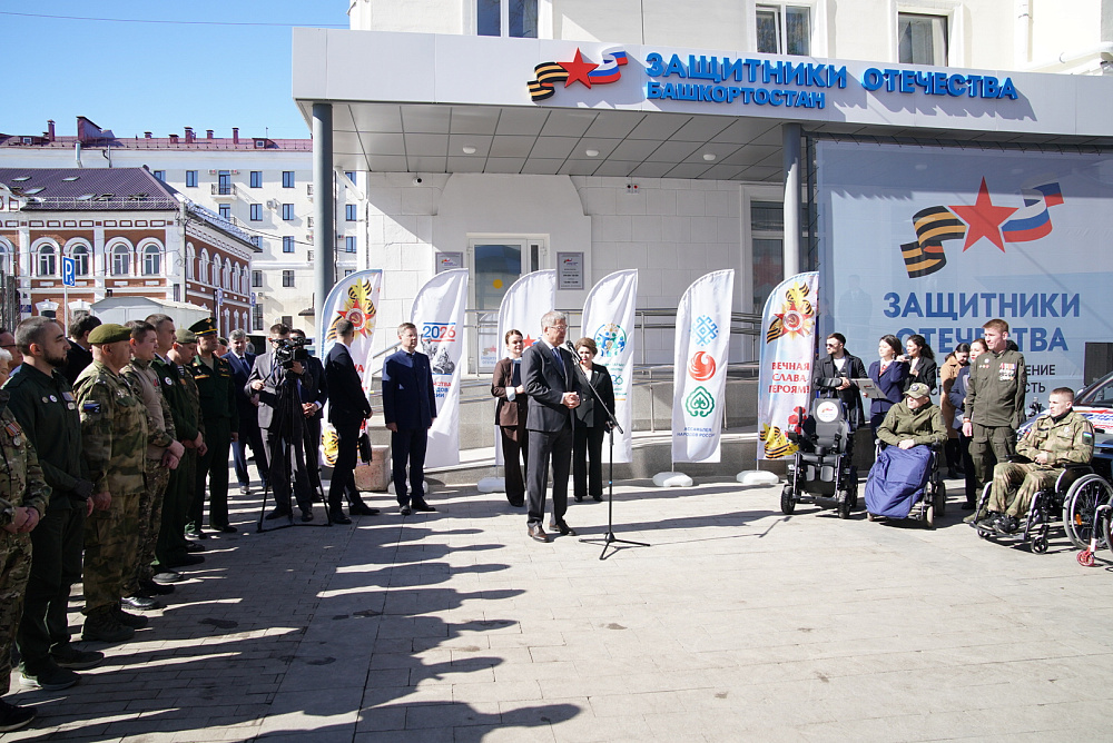 Радий Хабиров и Анна Цивилева вручили ветеранам СВО ключи от автомобилей