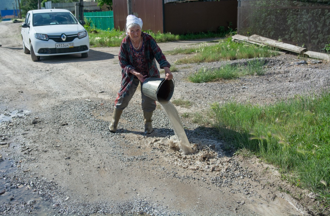 Жительница Белорецкого района борется с утечкой водопровода