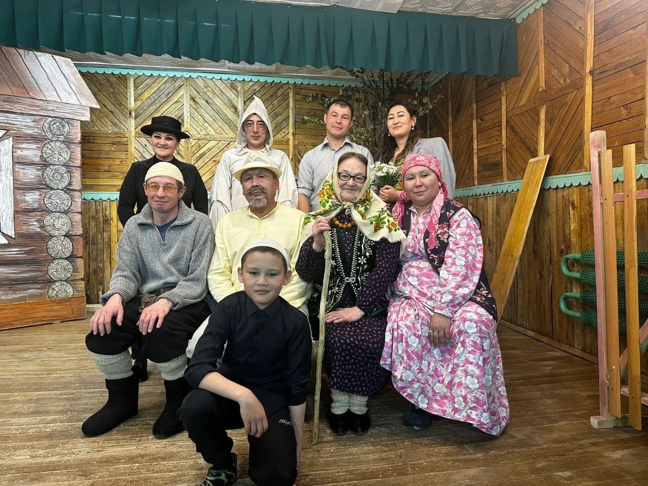 Играть на сцене и чтить народные традиции