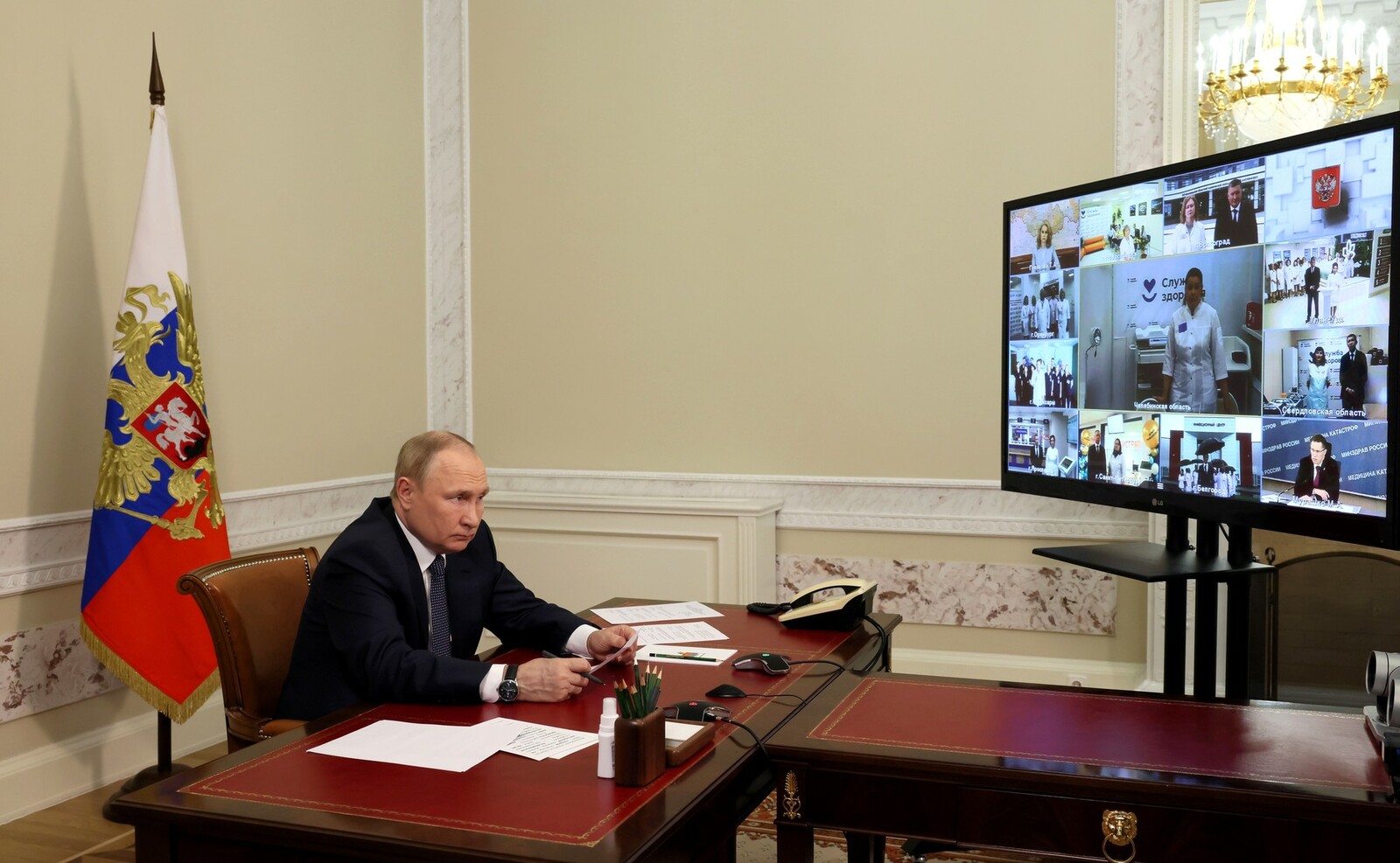 Владимир Путин в режиме видеоконференции принял участие во встрече в формате «БРИКС плюс»
