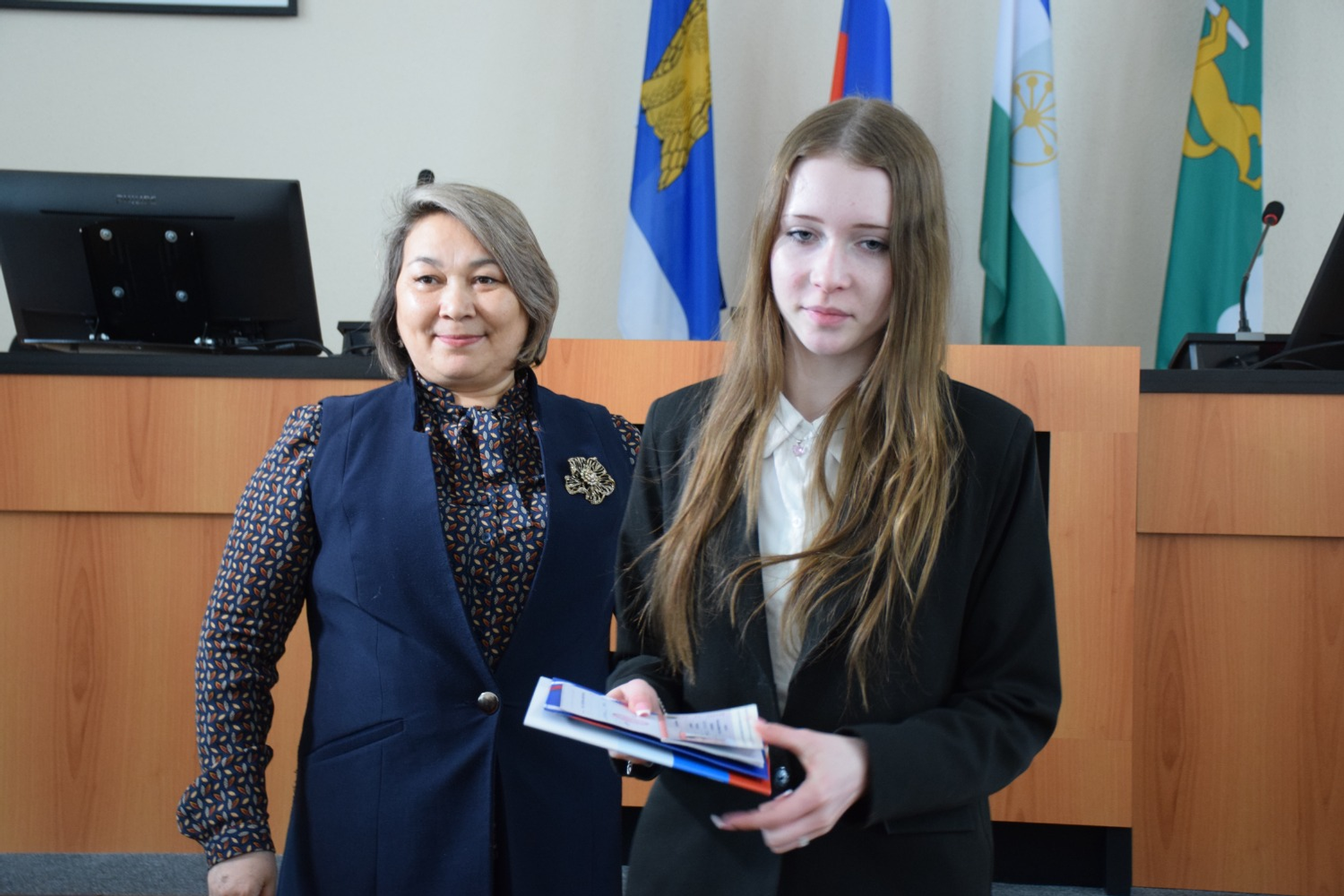 Наталья Аксенова "Белорецкий рабочий" Заместитель главы администрации по социальным вопросам Зульфия Галиянова вручила паспорт гражданина России