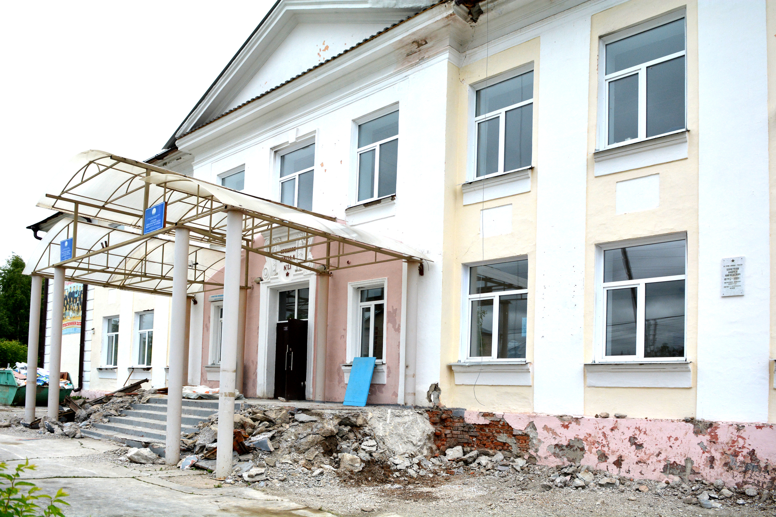 В школе № 13 города Белорецка два месяца назад начался капитальный ремонт здания