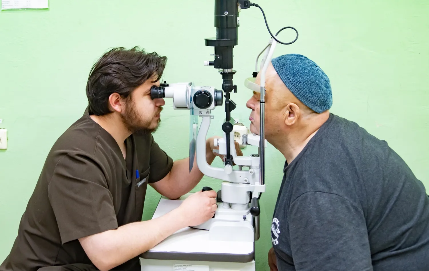 Илья Панченко "Белорецкий рабочий" Обследование проводит заведующий офтальмологическим отделением М.Р. Адеев