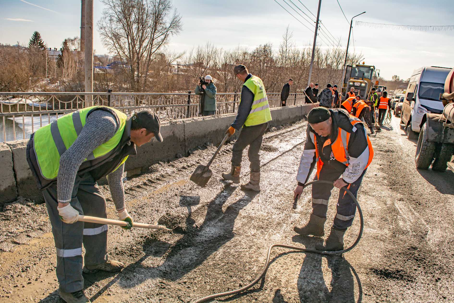 Про ямочный ремонт и то,  что из трубы течёт