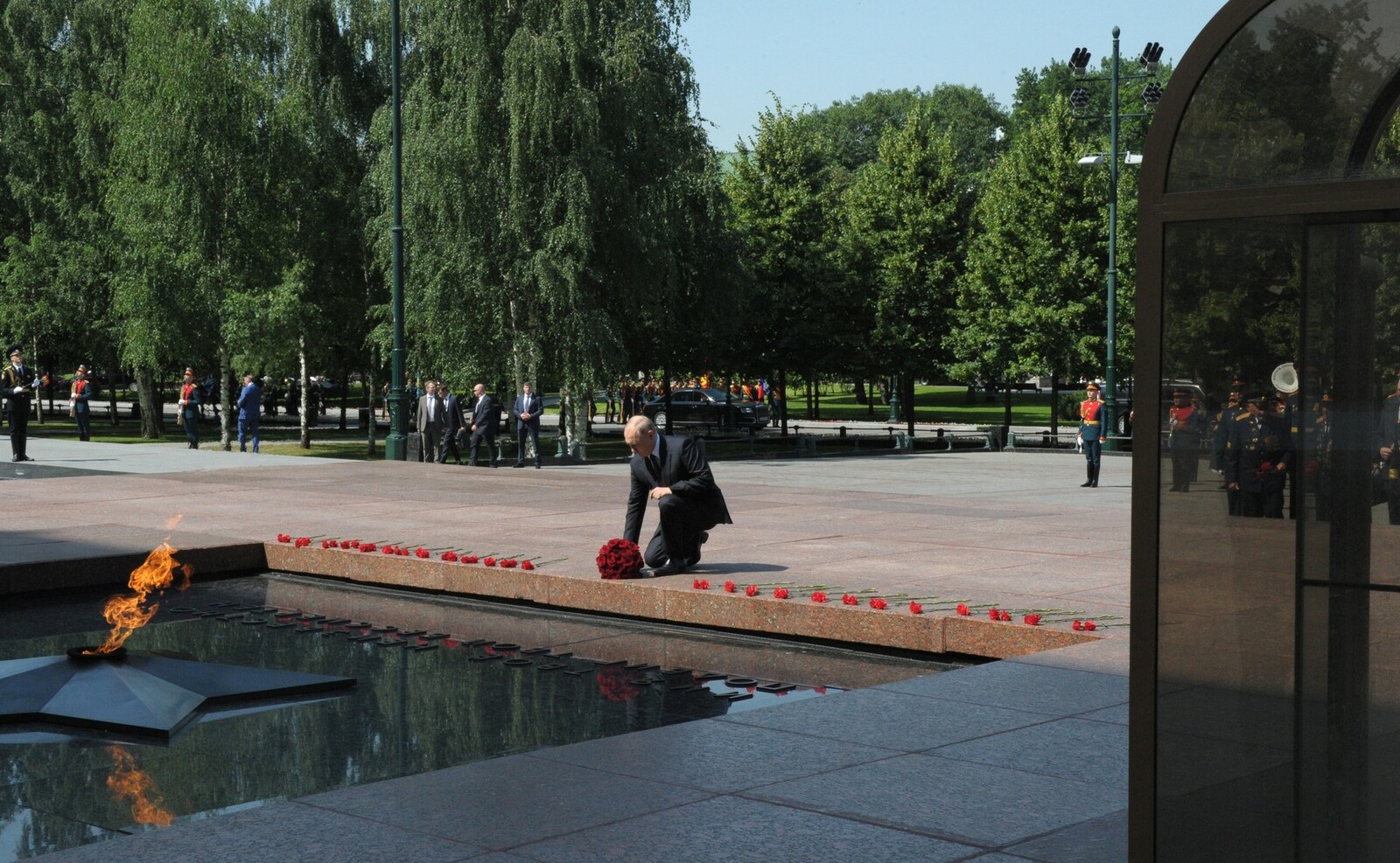 Глава государства почтил память погибших, возложив цветы к Могиле Неизвестного Солдата