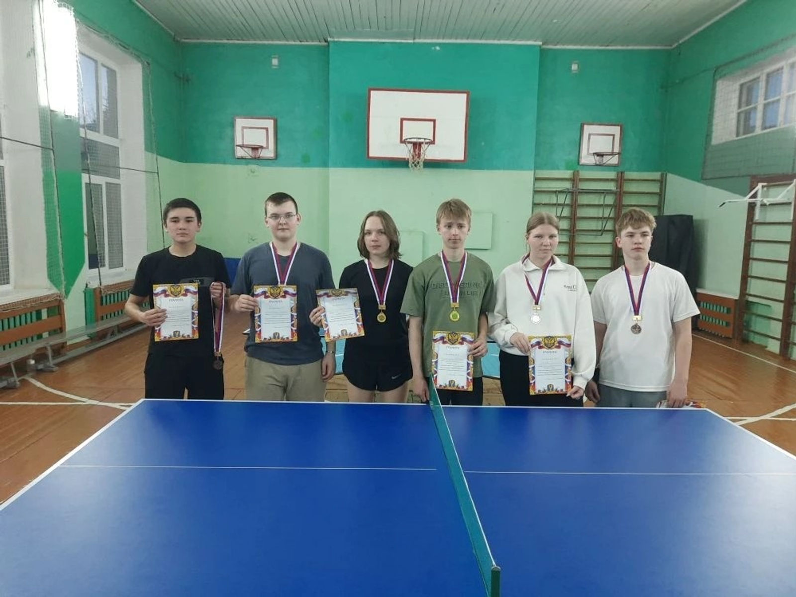 Играли в теннис школьники