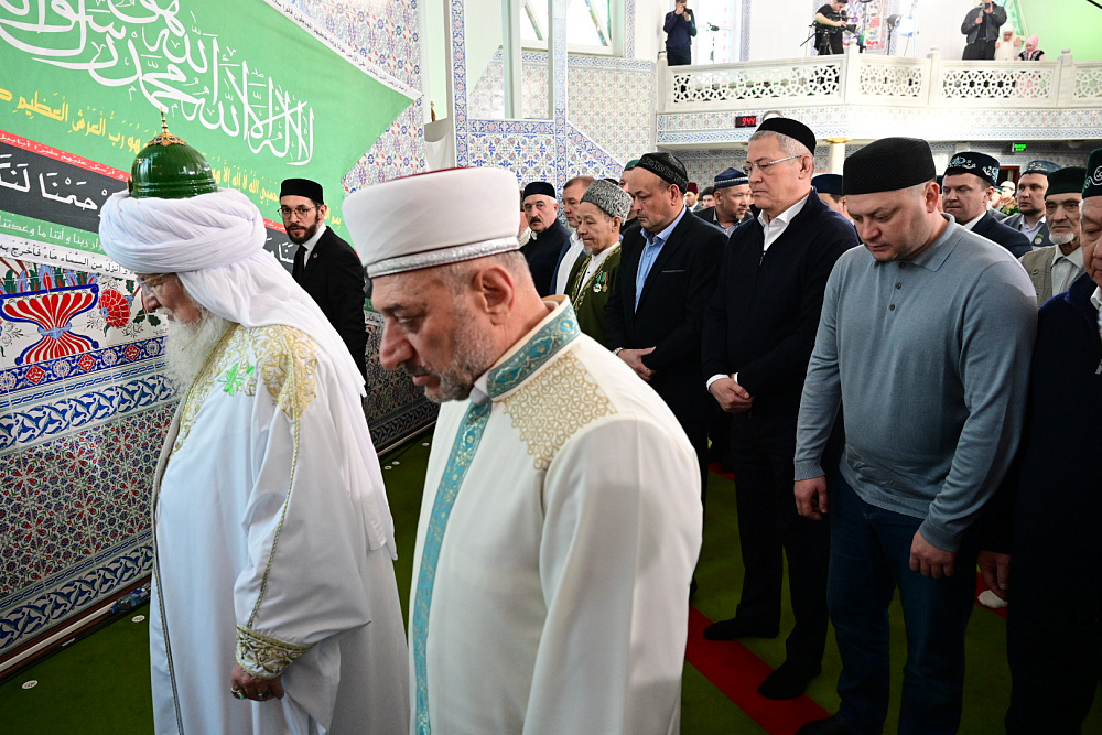 Радий Хабиров принял участие в намазе в честь праздника Ураза-байрам