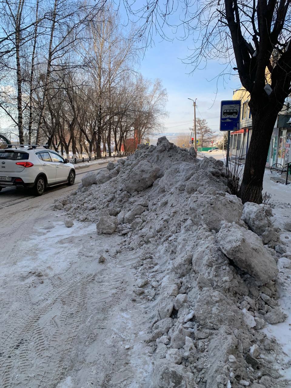 Снег вывозят, тротуары подсыпают
