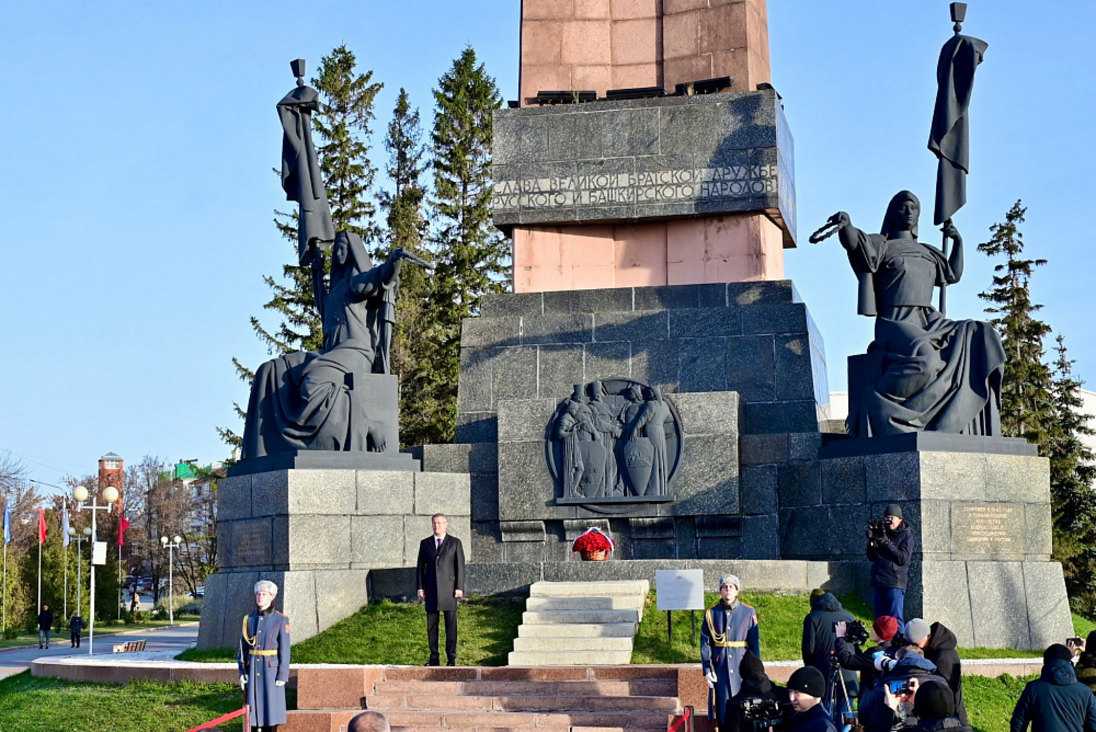 Радий Хабиров возложил цветы к Монументу Дружбы в Уфе