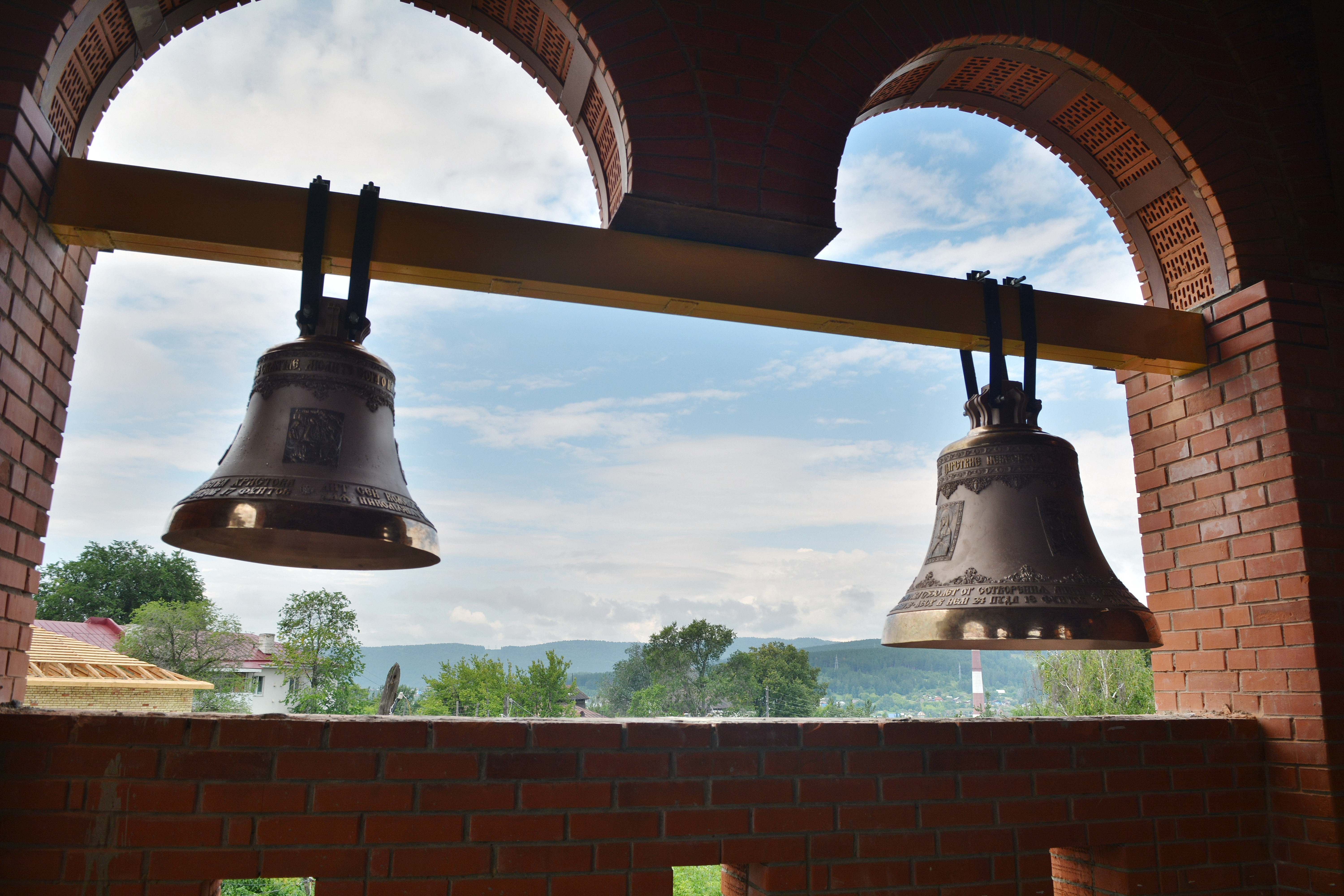 На колокольню Никольского собора в Белорецке установлены два колокола