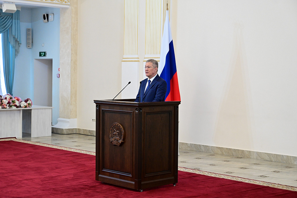 Глава Башкортостана Радий Хабиров вручил госнаграды