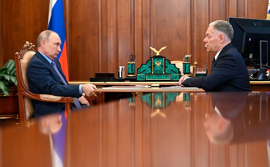 Владимир Путин провёл рабочую встречу с председателем правления ГК «Российские автомобильные дороги» Вячеславом Петушенко