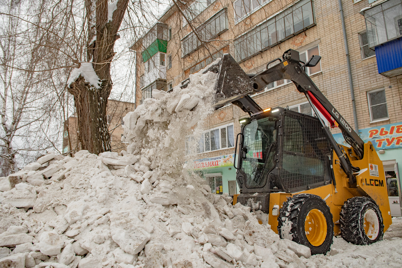 А снег идёт...