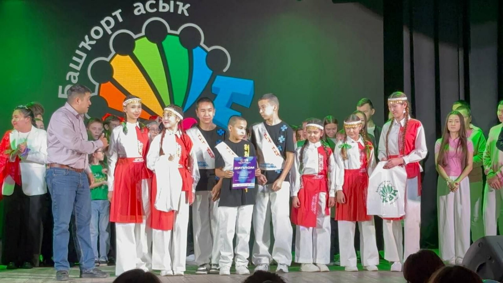 Весёлый фестиваль единства школьников