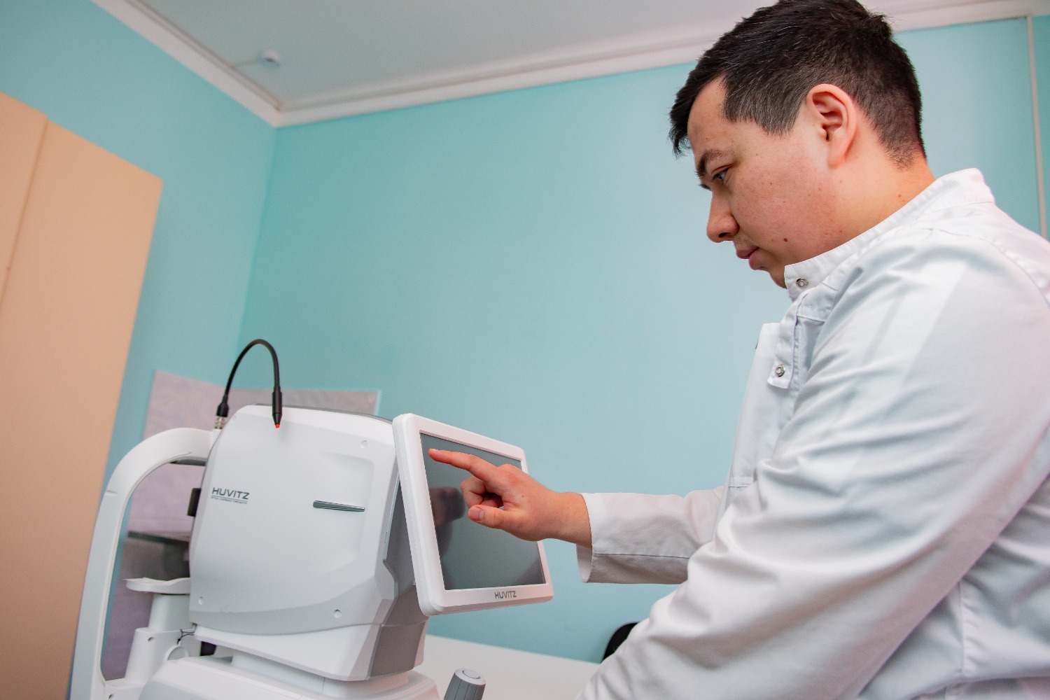 Илья Панченко "Белорецкий рабочий" На новом аппарате оптической когерентной томографии (КТ) работает  доктор М.Ф. Турсунов