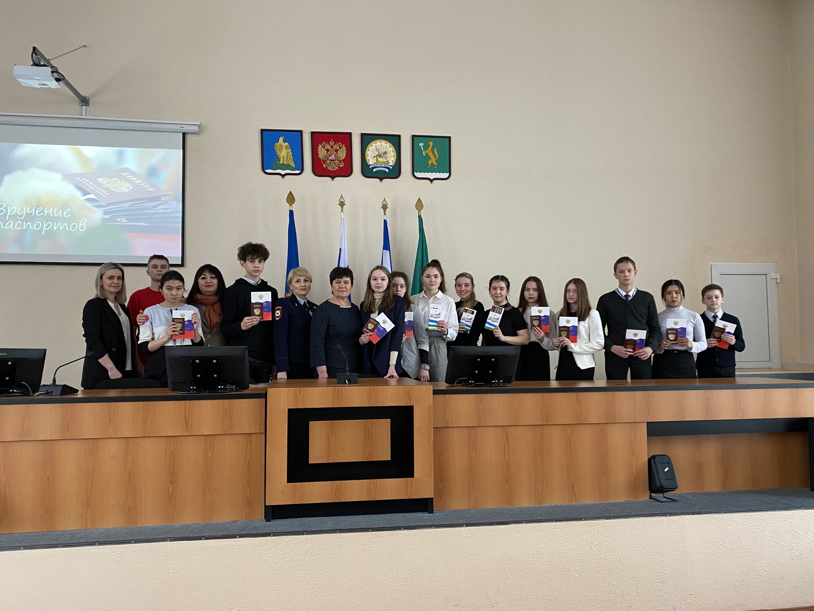 Школьники Белоречья торжественно получили свои первые паспорта