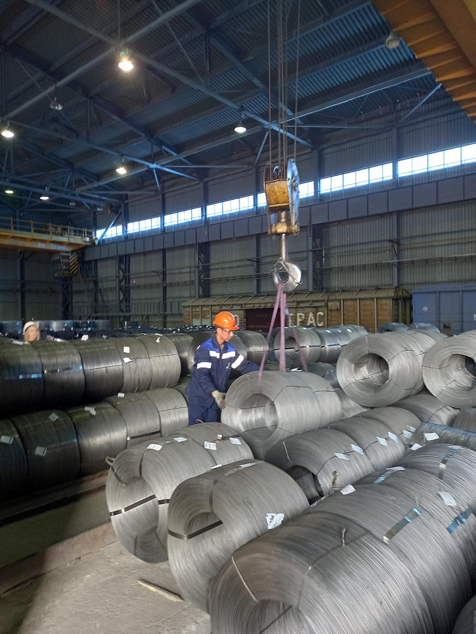 Белорецкий металлургический комбинат с начала 2021 года поставил строительному предприятию более 200 тонн пружинной проволоки