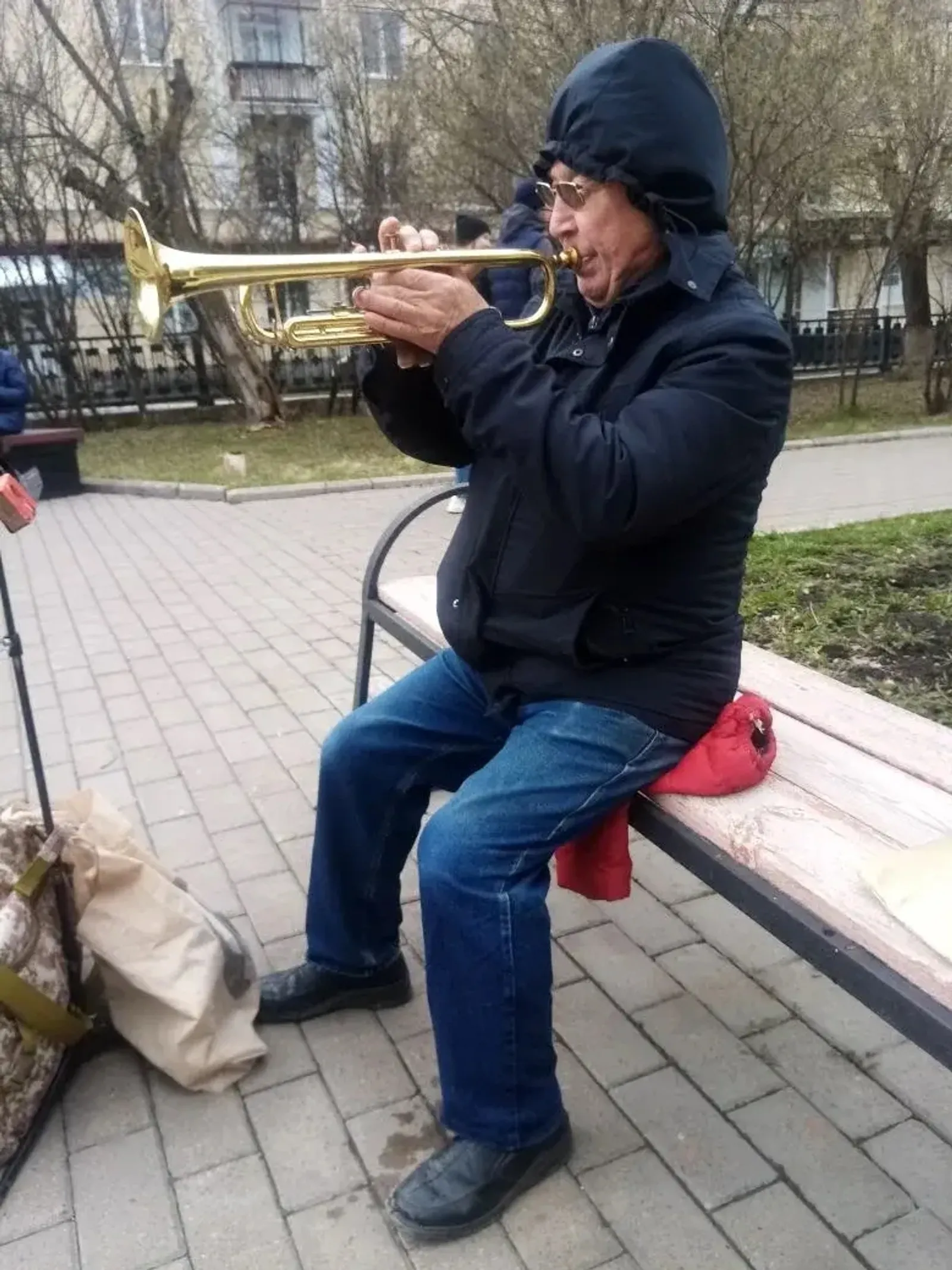Дарит людям радость