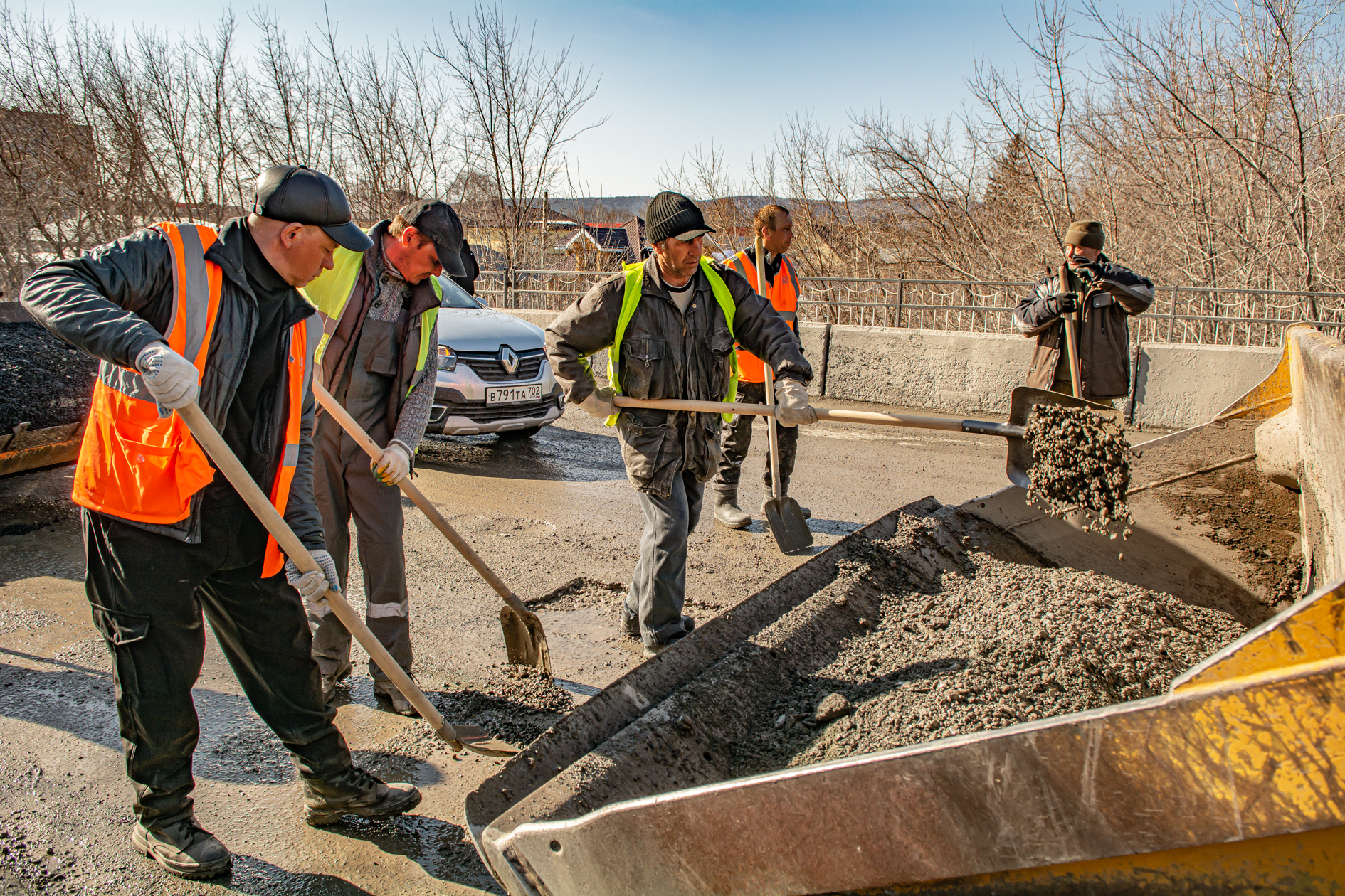 Про ямочный ремонт и то,  что из трубы течёт
