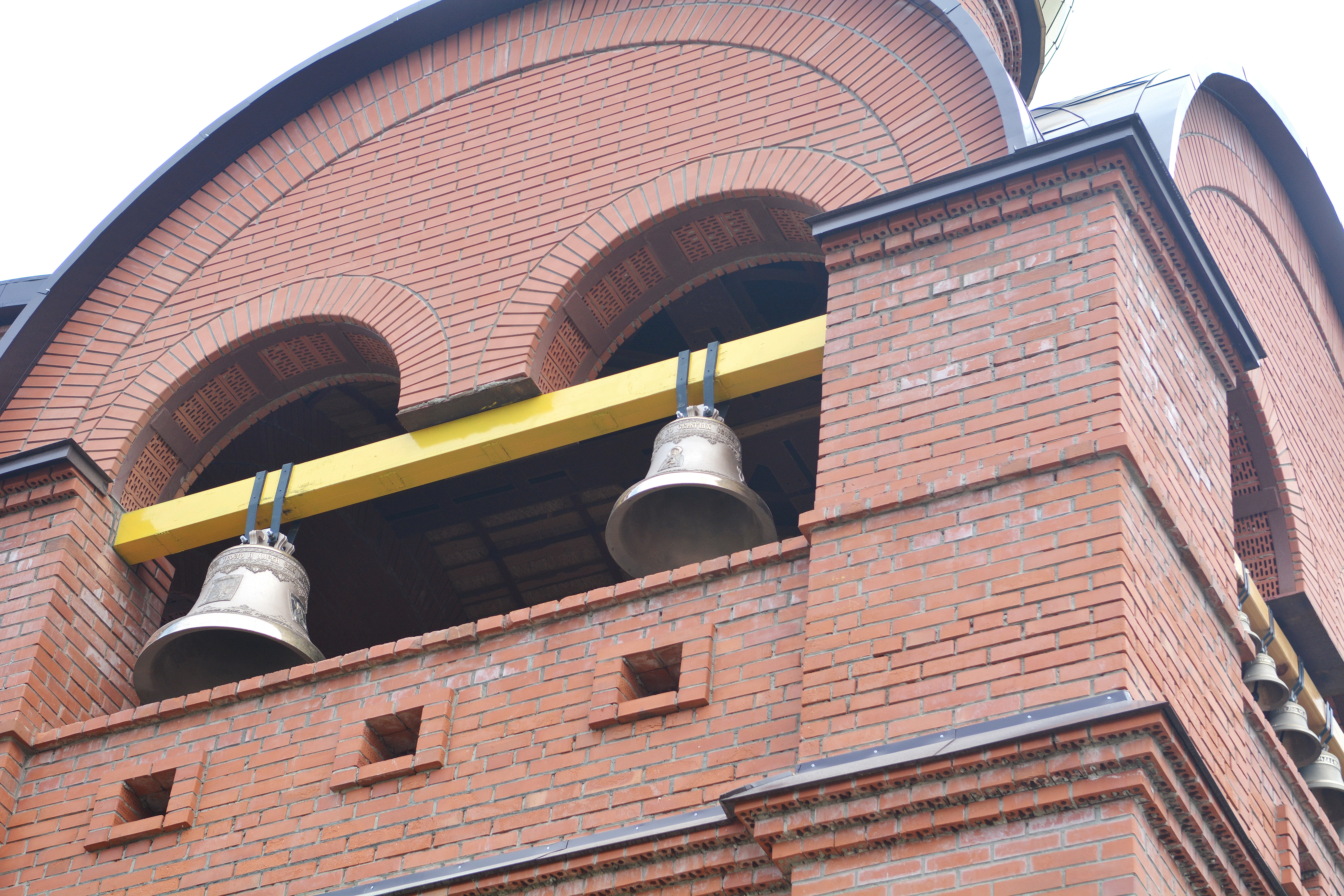 На колокольню Никольского собора в Белорецке установлены два колокола