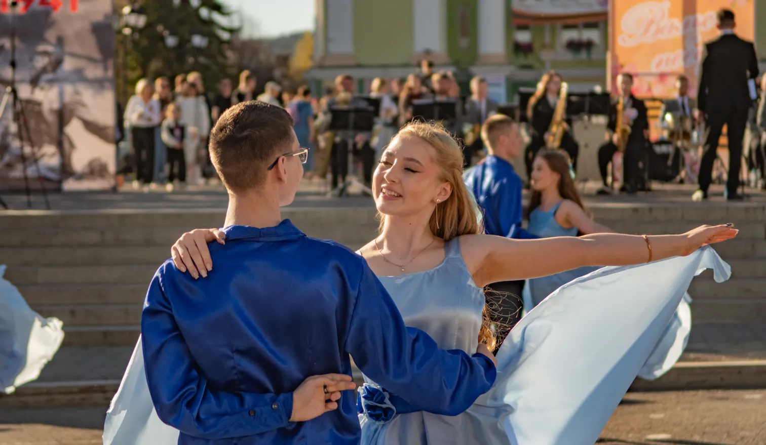 Поющий и цветущий май