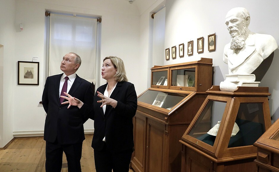 Президент посетил музейный центр «Московский дом Достоевского»
